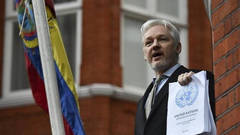 Ecuador se harta de Assange y le echa de su embajada en Londres por 