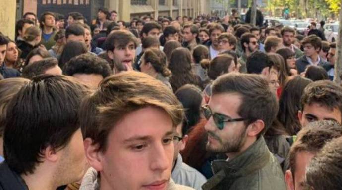 Cientos de jóvenes abarrotan un acto de Vox que había sido vetado en Madrid.