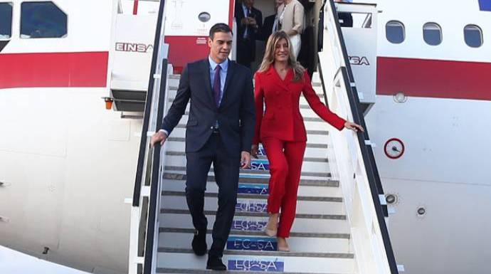 Sánchez y su esposa bajan del avión oficial en uno de sus numerosos viajes al extranjero.