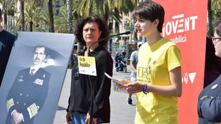 Escarnio al Rey: ERC juega a la guillotina con su foto en pleno centro de Barcelona