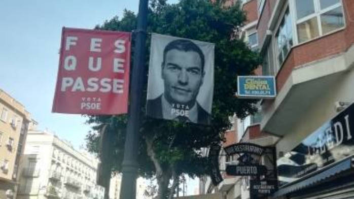 Los carteles del PSOE dominan el tramo entre Serrería y Manuel Candela