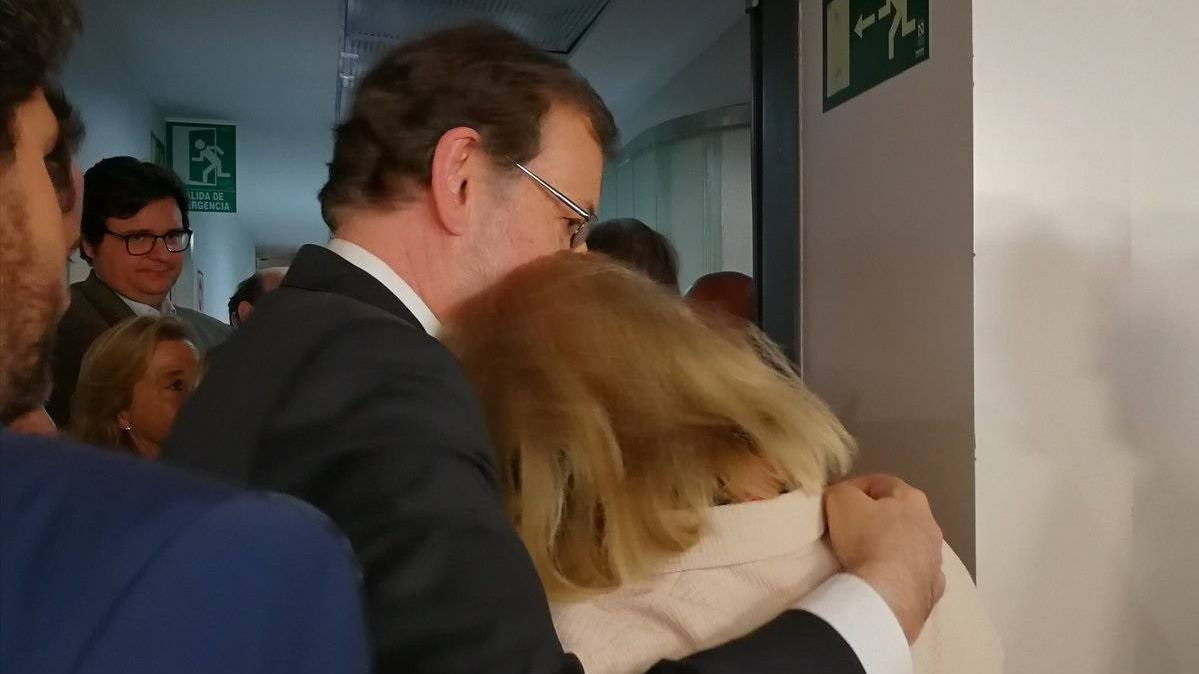 Rajoy, tras abandonar la presidencia del Gobierno y del PP, consolando a una militante
