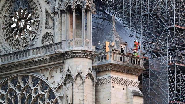 Los bomberos siguen vigilando la catedral para evitar derrumbes o rebrotes del fuego