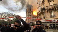 La foto viral que muestra a unos musulmanes riendo mientras arde Notre Dame