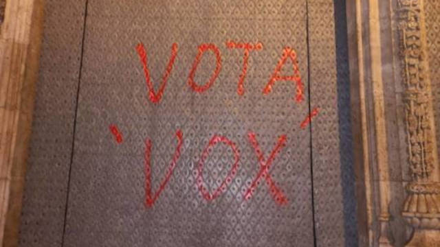La Lonja de valencia con pintadas de "Vota Vox"