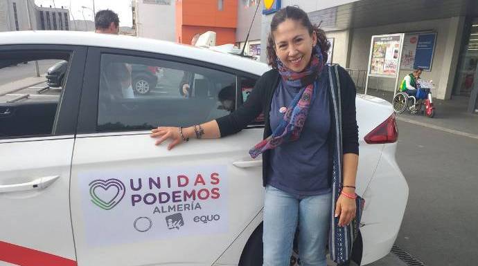 Una candidata de Podemos muestra la publicidad en los taxis.