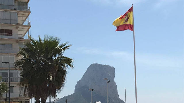 Bandera de España en la plaza Colón de Calpe