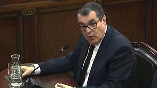 El consejero que dimitió espantado por el golpe de Puigdemont se acobarda y balbucea ante Vox
