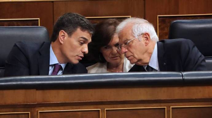 Borrell y Sánchez se hacen confidencias en el Congreso.