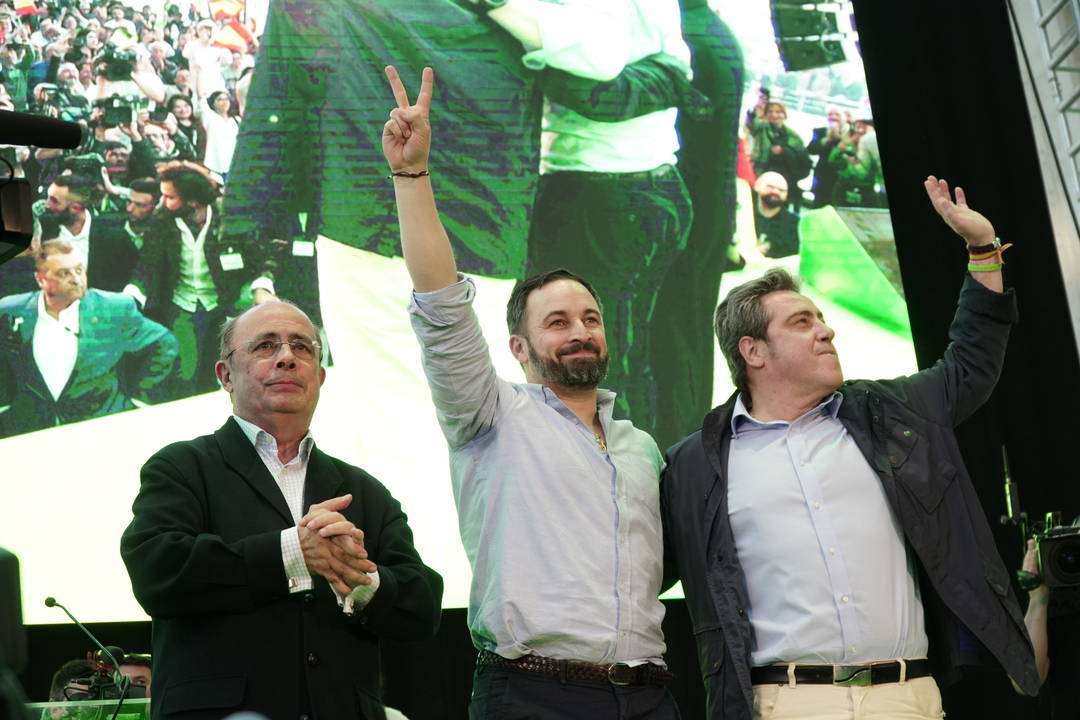 Llanos, a la derecha con Santiago Abascal y el candidato al Congreso por Valencia, Ignacio Gil Lázaro.