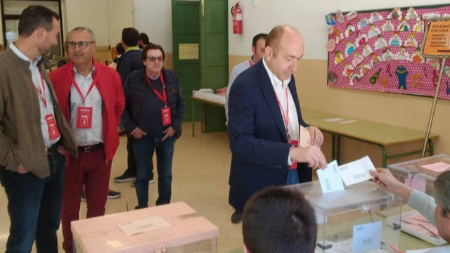 Alejandro Soler, votando ayer junto a Carlos González