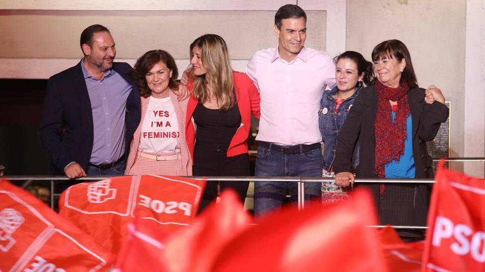 Calvo, con Ábalos, Sánchez y su mujer, Lastra y Narbona. en Ferraz la noche electoral