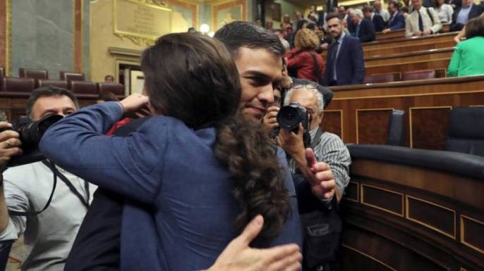 El abrazo de Iglesias a Sánchez tras la moción de censura.