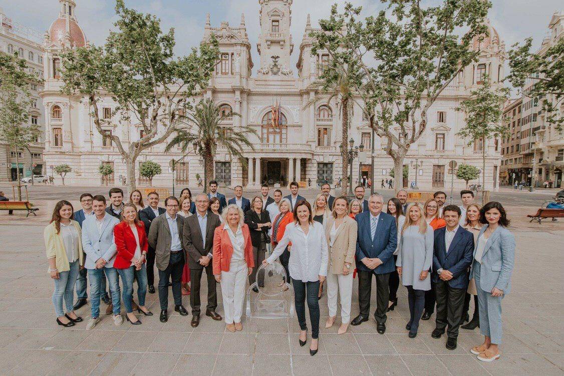 María José Catalá con los miembros de su candidatura frente al ayuntamiento.
