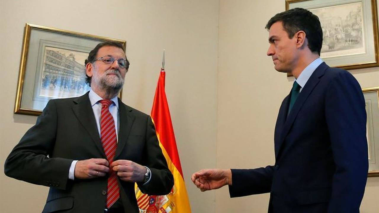 Mariano Rajoy y Pedro Sánchez, tras su reunión en el Congreso después de las elecciones de diciembre de 2015