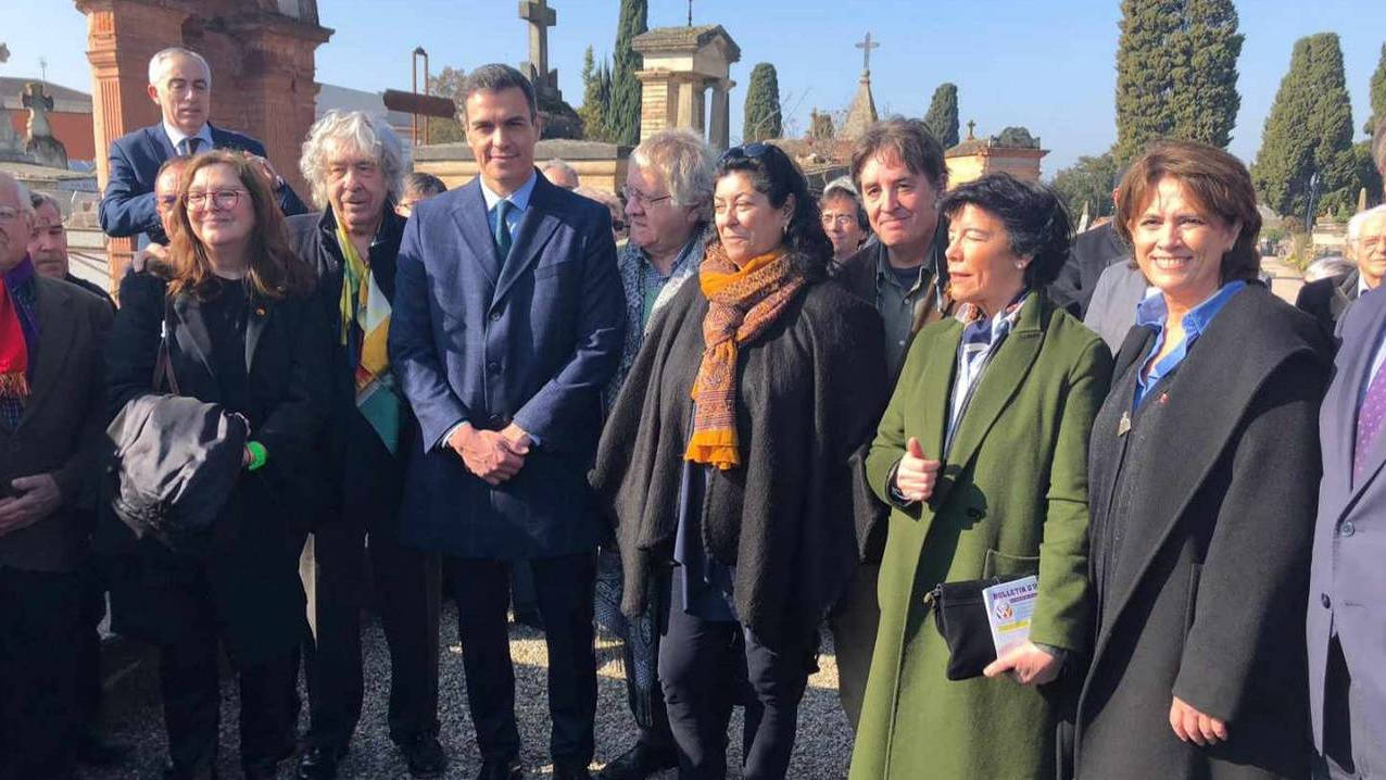 Almudena Grandes, junto a otros intelectuales de izquierdas, acompañando a Pedro Sánchez en el homenaje a Azaña el pasado invierno