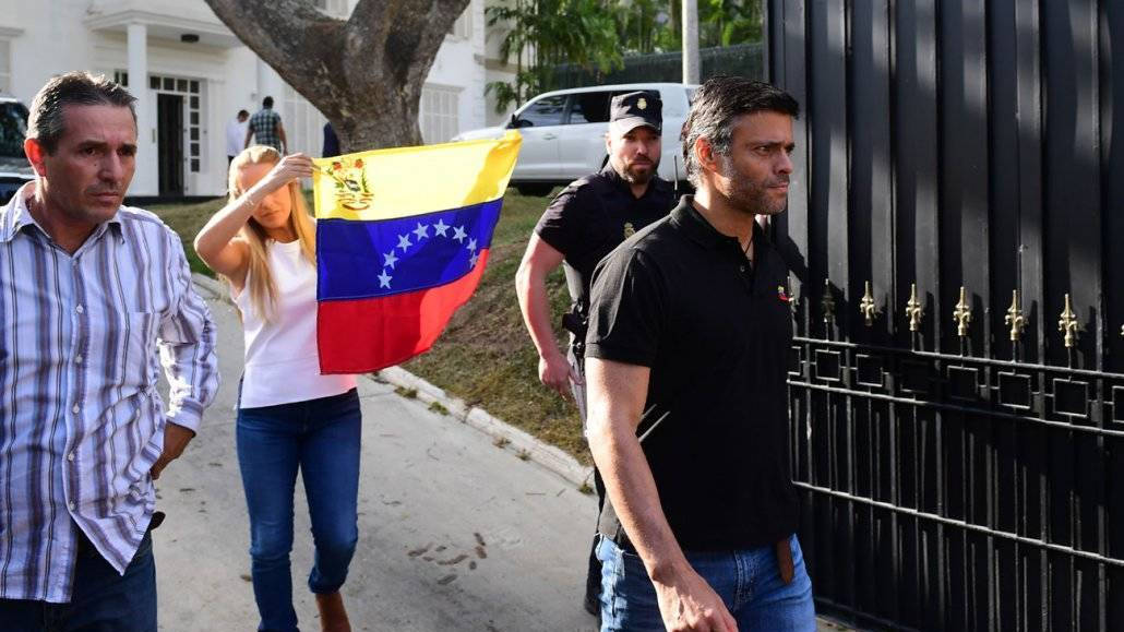 López y su mujer, en la entrada a la embajada