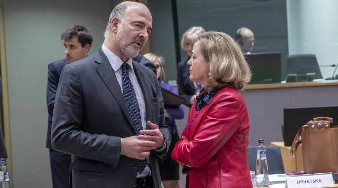 La ministra Calviño, junto al comisario europeo de Economía, Pierre Moscovici.