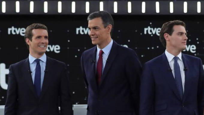 Sánchez, flanqueado por Casado y Rivera en el debate de TVE.