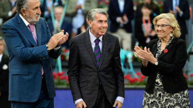 Manuela Carmena con el tenista Manolo Santana en el Open de Madrid