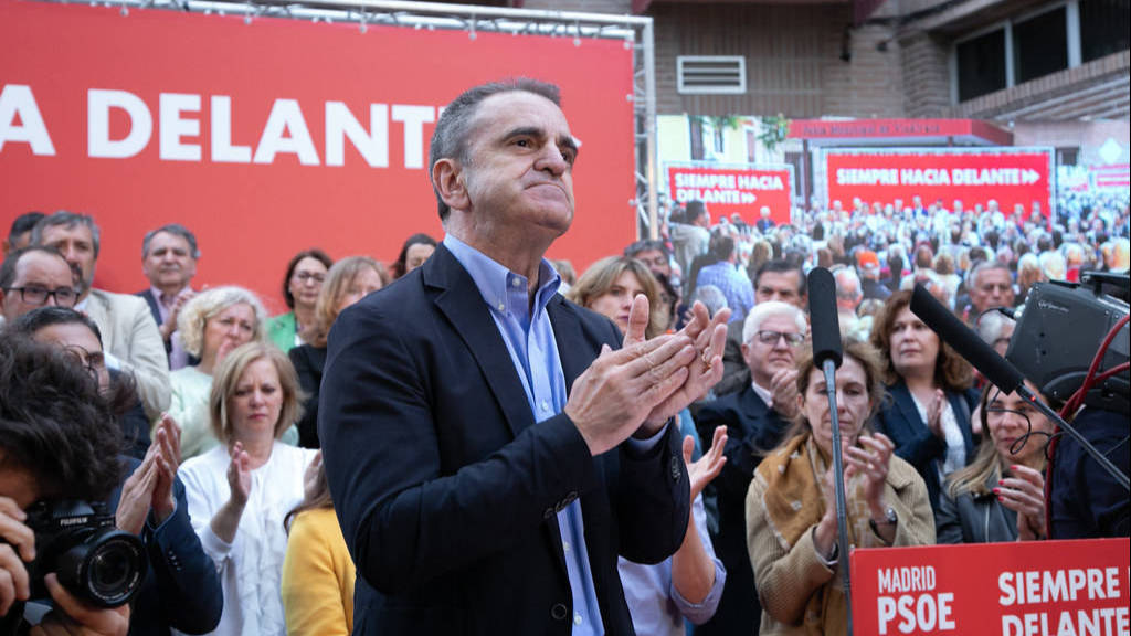 Franco y los socialistas madrileños aplaudiendo a Rubalcaba.