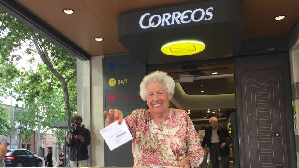 Charito, la abuela de 95 años que se presenta a la alcaldía de Patones, votando por Correo