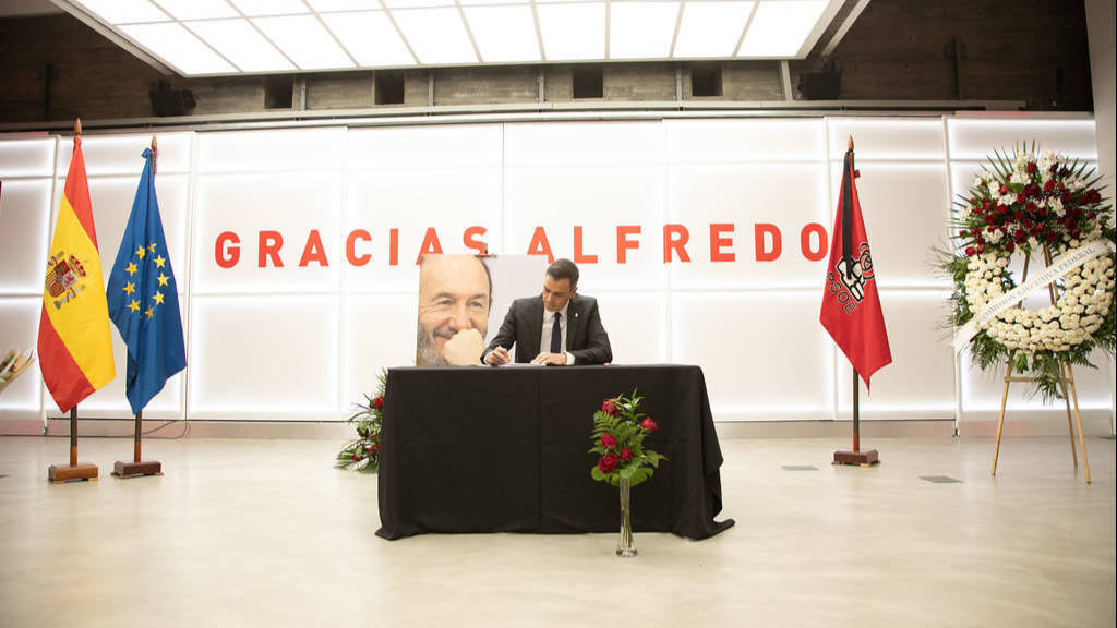 Pedro Sánchez firmando en el libro de condolencias en Ferraz.