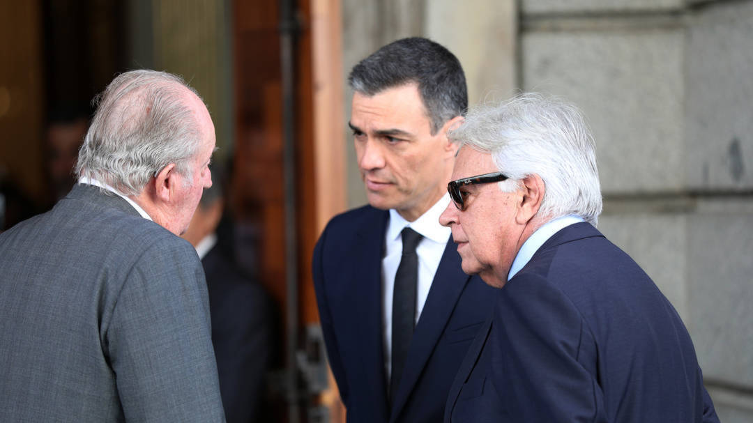 Sánchez, este sábado, junto al Rey Juan Carlos y Felipe González, con gafas