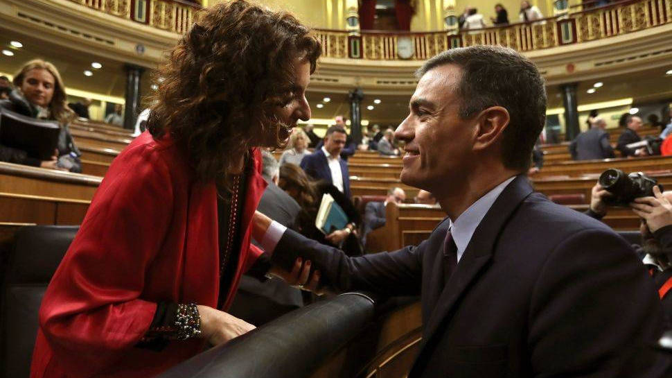 Sánchez y la ministra de Hacienda, María Jesús Montero, en el Congreso