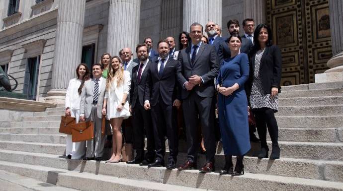 Abascal en la foto de familia de los 24 diputados de Vox en el Congreso.
