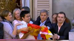 Podemos coloca en la mesa del Congreso al concejal de Colau que arrancó una bandera de España