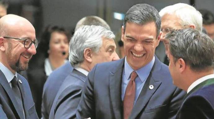 Sánchez ríe en presencia del primer ministro de Bélgica -a su izquierda-, Charles Michel.