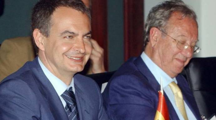 Zapatero, en su etapa de presidente, junto al embajador en Venezuela, Raúl Morodo.