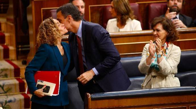 Batet recibe la felicitación de Pedro Sánchez tras ser elegida presidenta del Congreso.