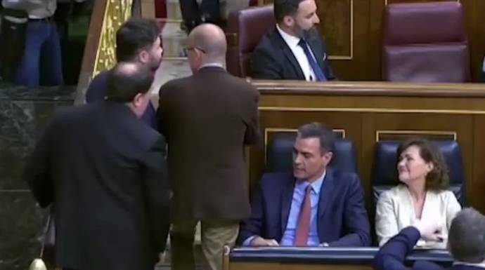 Momento en el que Junqueras se dirige a Pedro Sanchez y le espeta: "Tenemos que hablar".