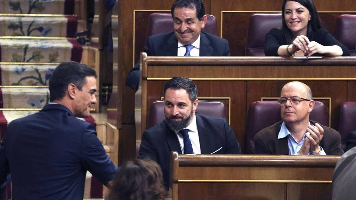 Sánchez saludando a Abascal, y a su derecha el diputado socialista Zaragoza