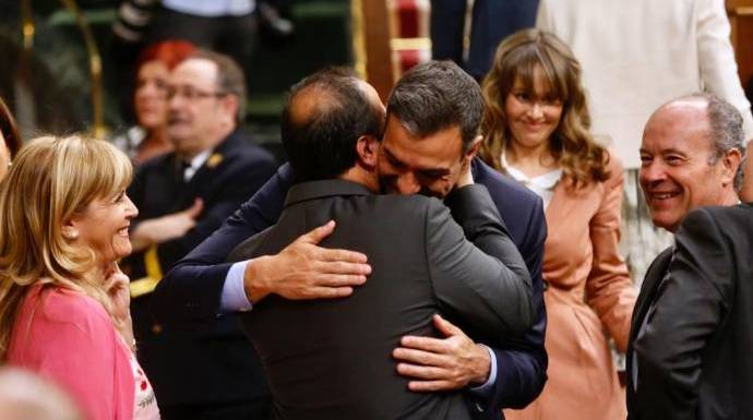 Pedro Sánchez se funde en un efusivo abrazo este martes con su "hombre fuerte" en el PSOE andaluz.
