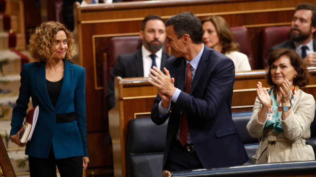 Batet, nada más salir elegida presidenta del Congreso, recibiendo el aplauso de Pedro Sánchez