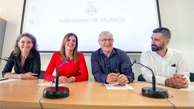 Sandra Gómez y Ribó ycon los concejales María Oliver (Podemos) y pere Fuset (Compromís).