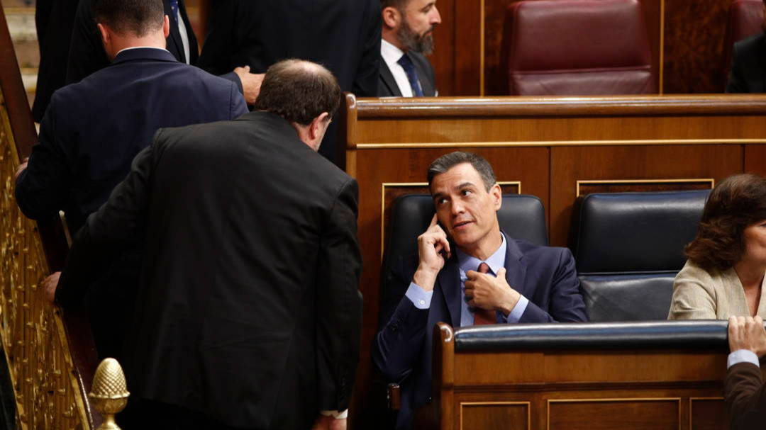 Junqueras, de espaldas, saluda a Sánchez en la constitución del Parlamento