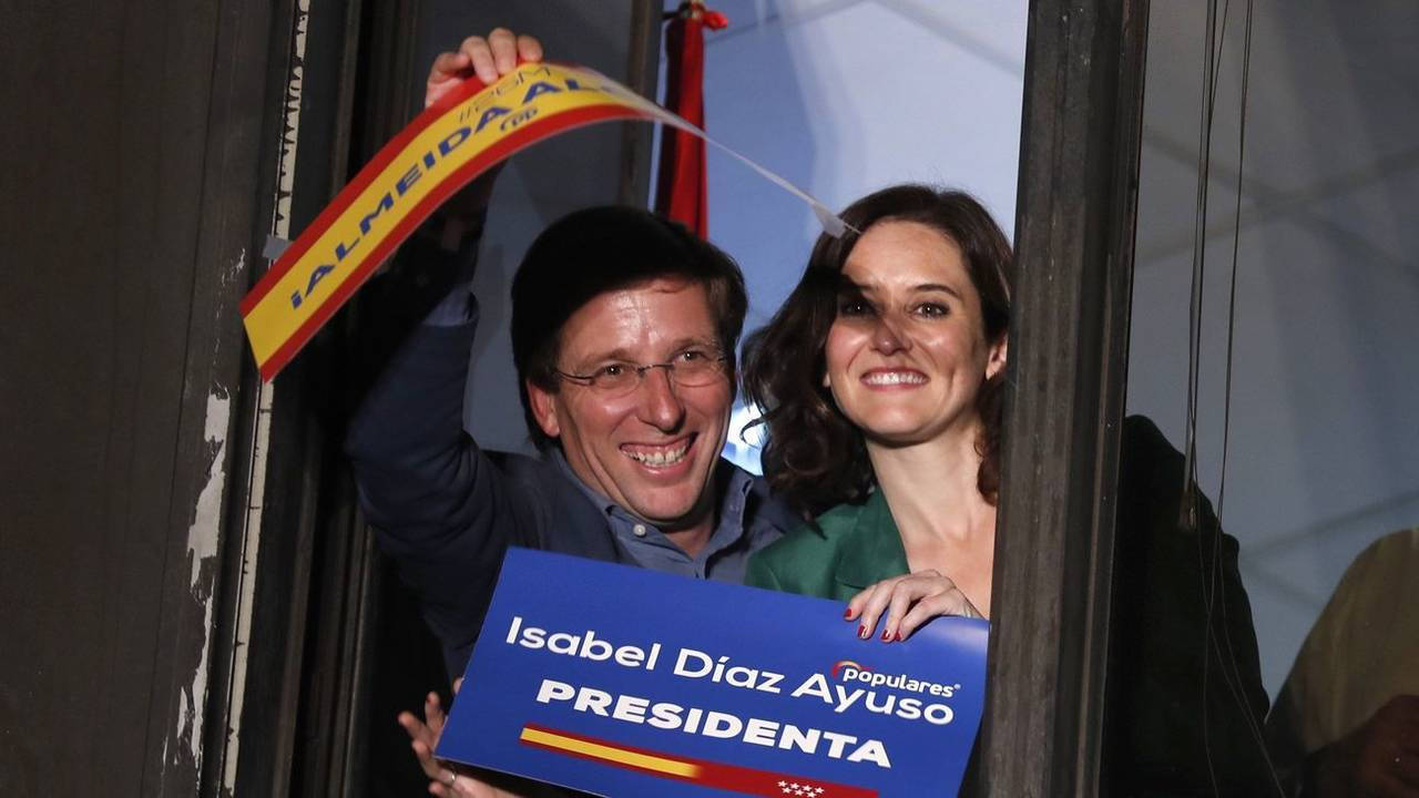 Díaz Ayuso y Martínez-Almeida, en el balcón de Génova al final de la noche electoral