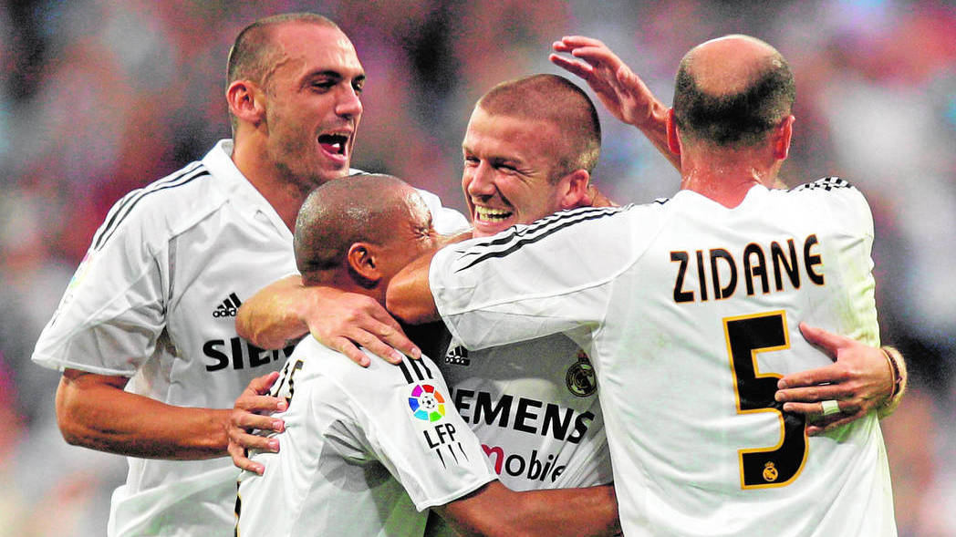 Rául Bravo, a la izquierda de la imagen, abrazándose con Roberto Carlos, Beckham y Zidane
