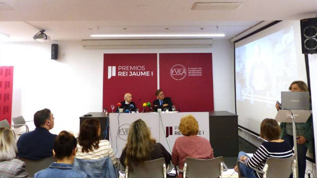 Los profesores Santiago Grisolía y Javier Quesada presentan la 31 edición de los galardones