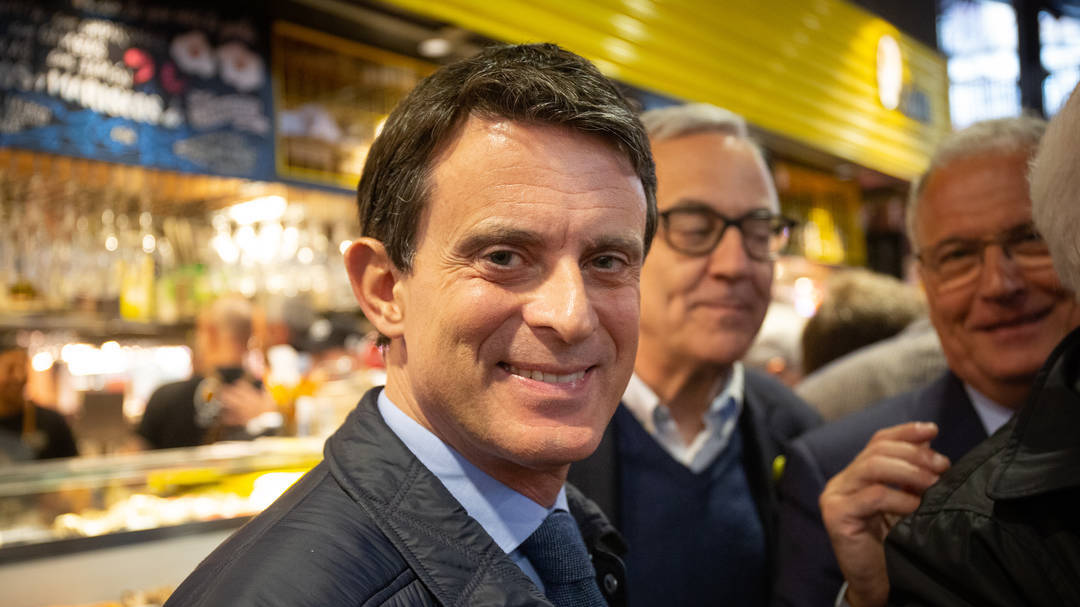 Manuel Valls, delante justo del candidato del PP, Josep Bou