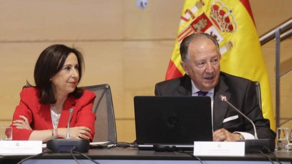 Félix Sanz Roldán, el pasado julio junto a la ministra de Defensa, Margarita Robles