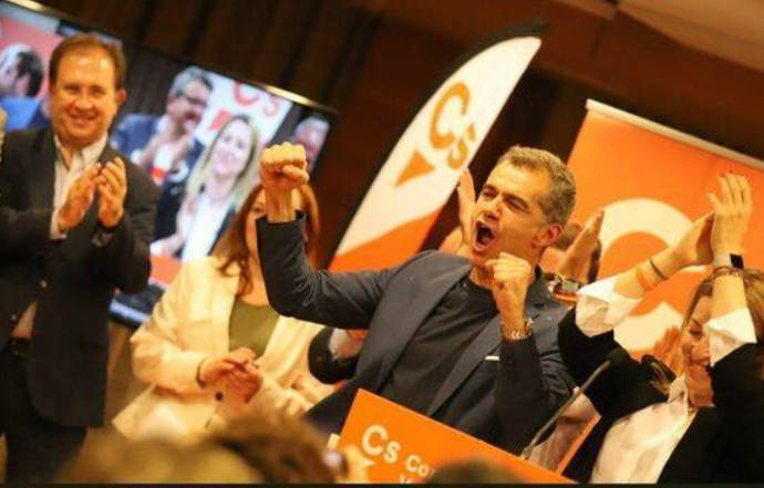 Juan Córdoba aplaude a Toni Cantó tras el incremento de cinco escaños por parte de Ciudadanos en las últimas elecciones autonómicas