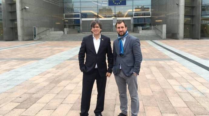 Puigdemont y Comín, frente a la sede del Parlamento Europeo en Bruselas.
