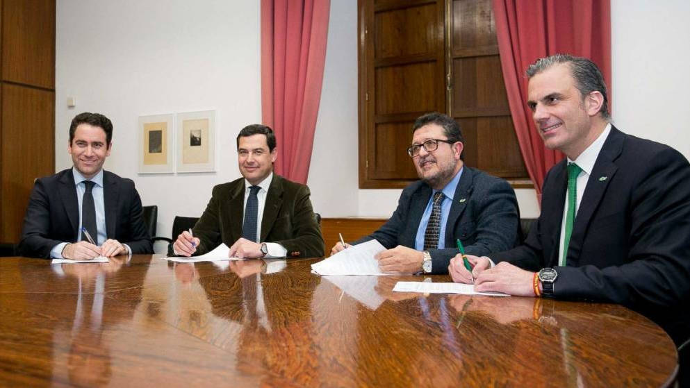 García Egea, Moreno, Serrano y Ortega Smith, firmando el acuerdo de gobierno para Andalucía