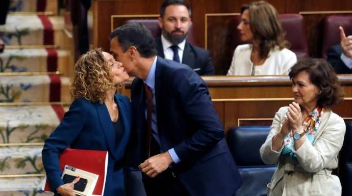 Sánchez besa a Meritxell Batet tras ser elegida presidenta del Congreso de los Diputados.