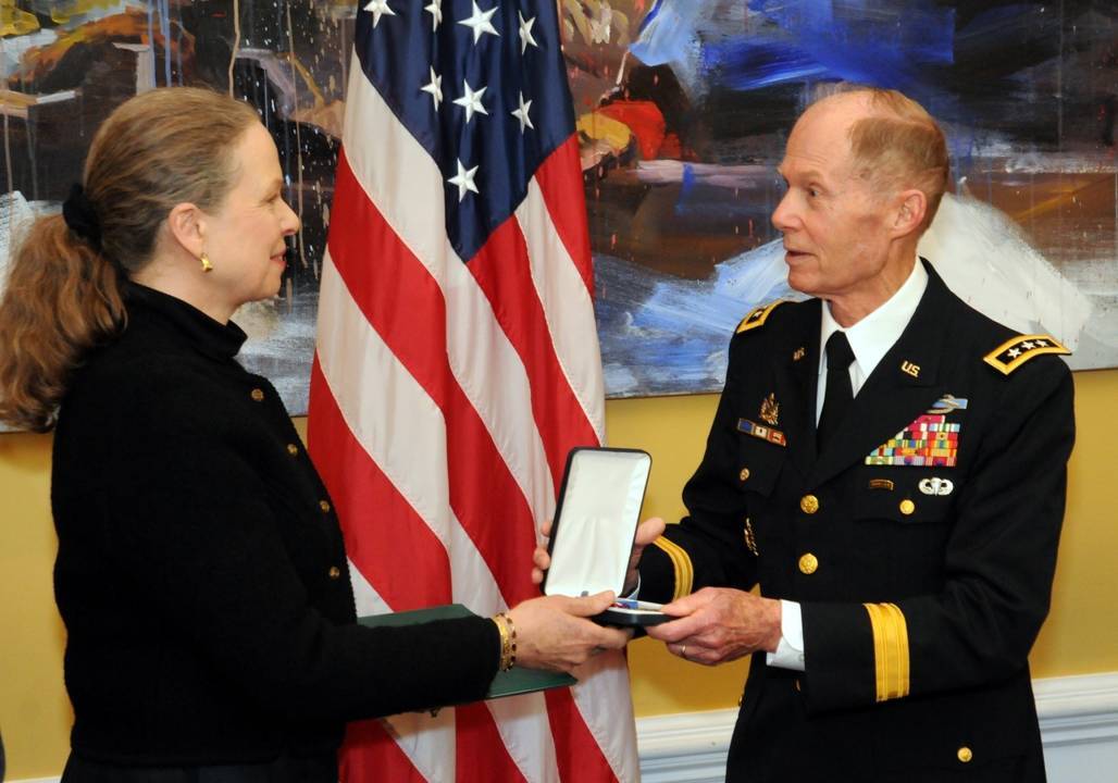 Pamela, su viuda, pudo recoger finalmente la condecoración. Foto: Ejército de EEUU.